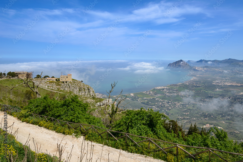 Widok nad chmurami z góry Erice, Sycylia.