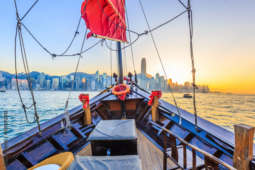 香港九龙尖沙咀，香港港湾维多利亚港日落与旅游垃圾