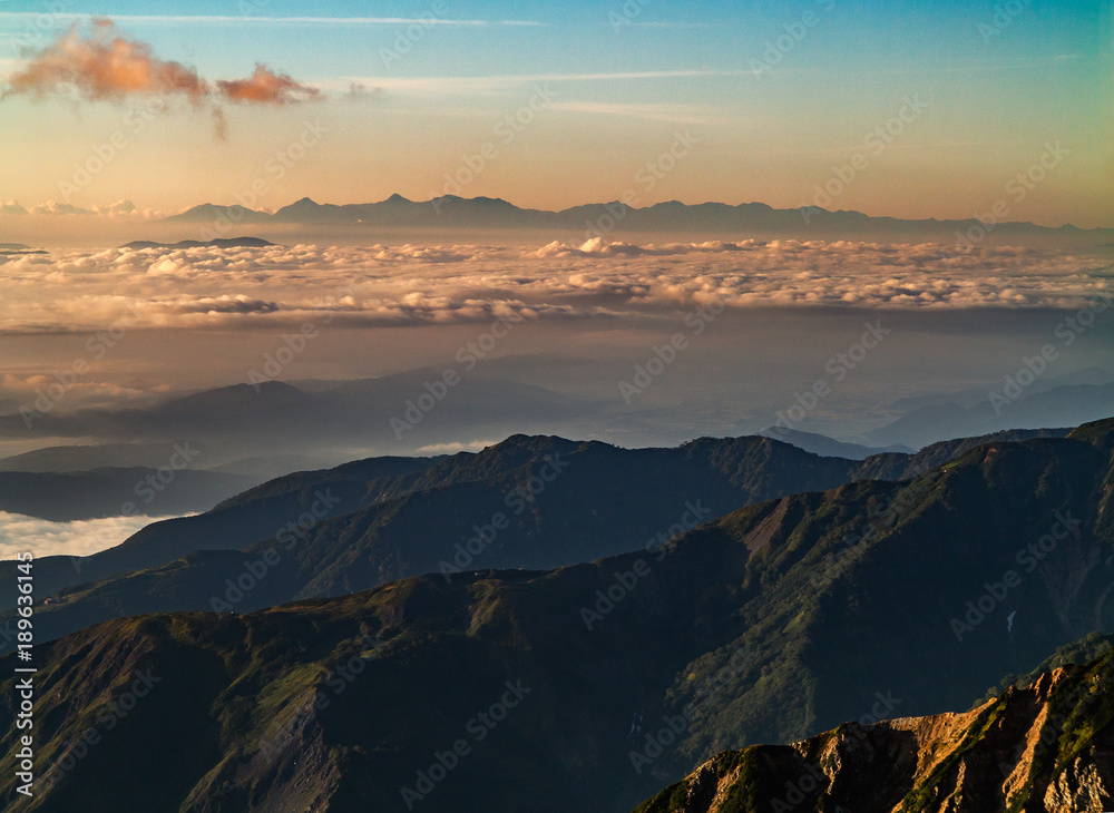 雲海と山