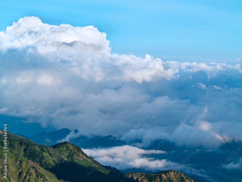 新緑の山と雲