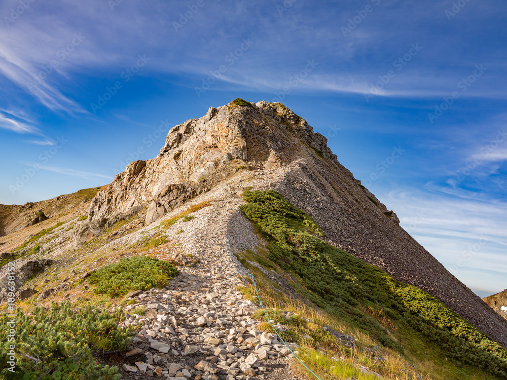 青空と登山道