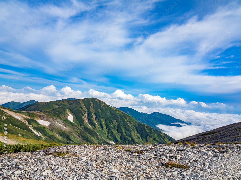 青空と山並