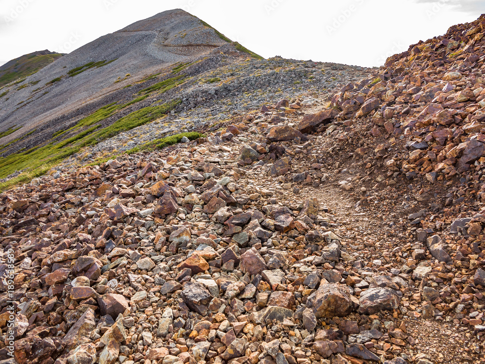 岩だらけの登山道