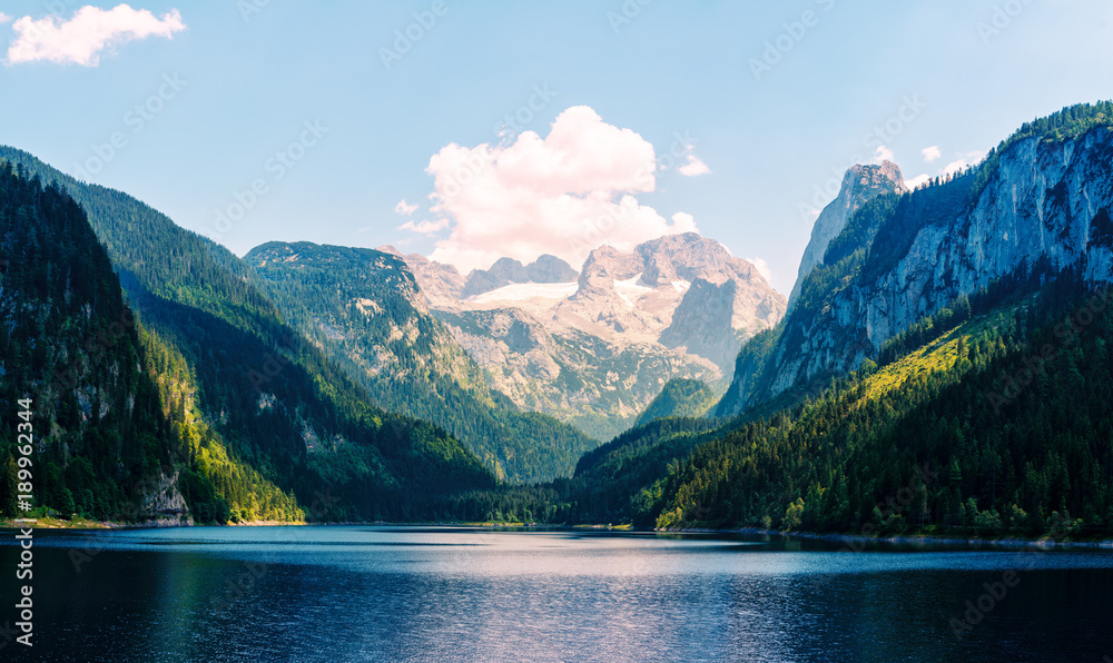 位于澳大利亚的Gosausee山湖上的美妙早晨。戏剧性的不同寻常的场景。阿尔卑斯山，欧洲