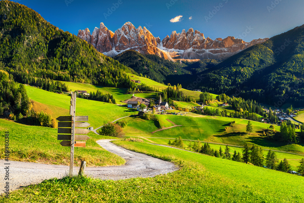 欧洲意大利多洛米蒂Santa Maddalena村的阿尔卑斯山泉水景观