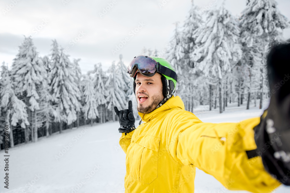 穿着冬季运动服的滑雪运动员在雪山户外自拍