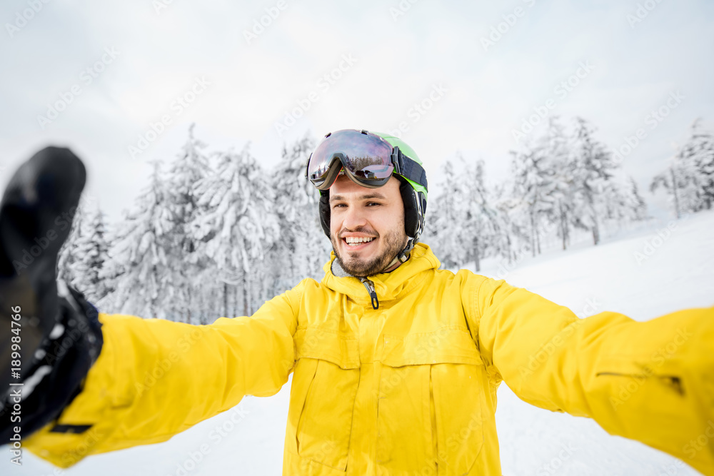 穿着冬季运动服的滑雪运动员在雪山户外自拍