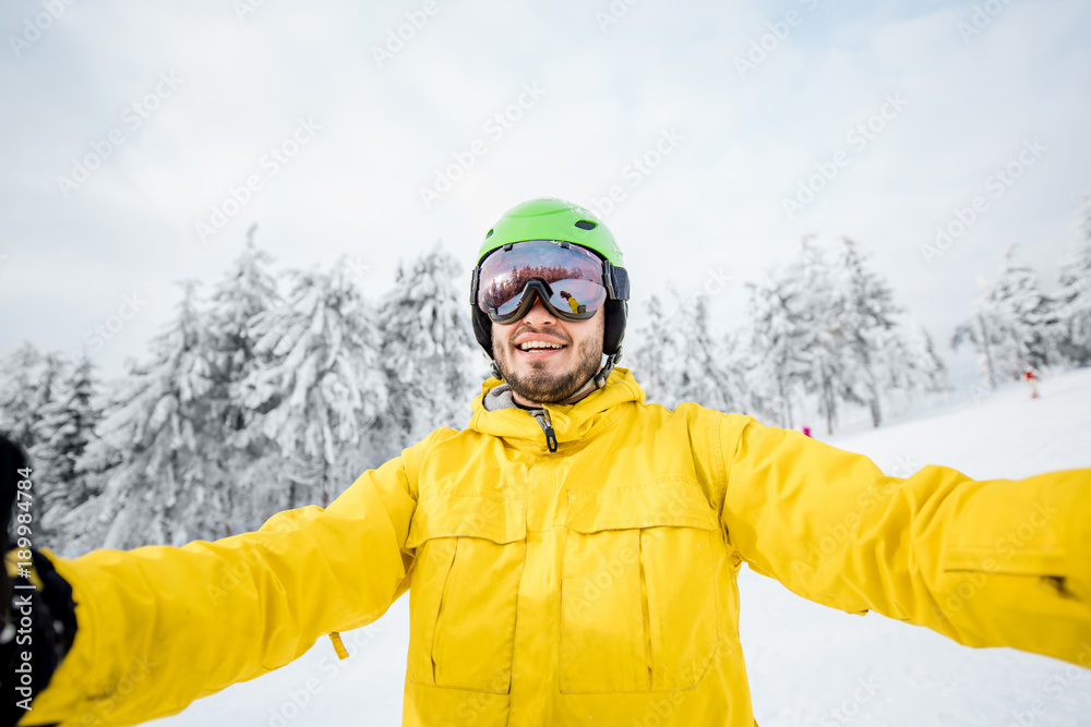 穿着冬季运动服的滑雪运动员在雪山户外自拍