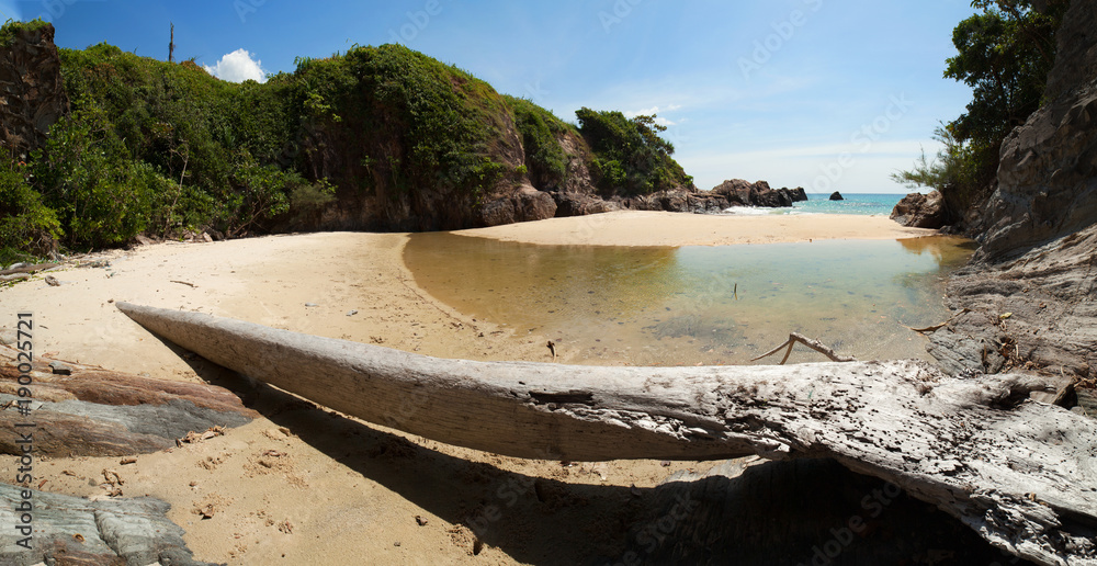 泰国热带海洋和山脉的美丽风景景观全景。