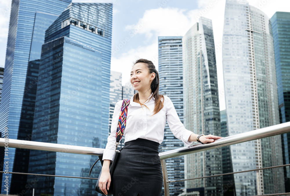 城市中的亚洲女商人