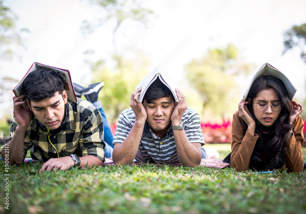 外面的青少年学生通过书本保护头部考试压力硬概念