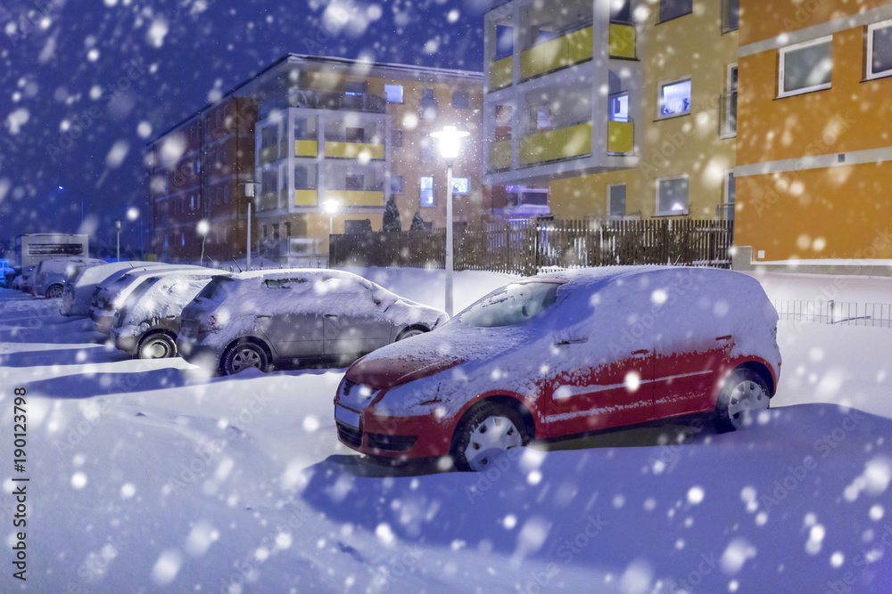 波兰，寒冷的冬夜，大雪纷飞，与汽车一起停车