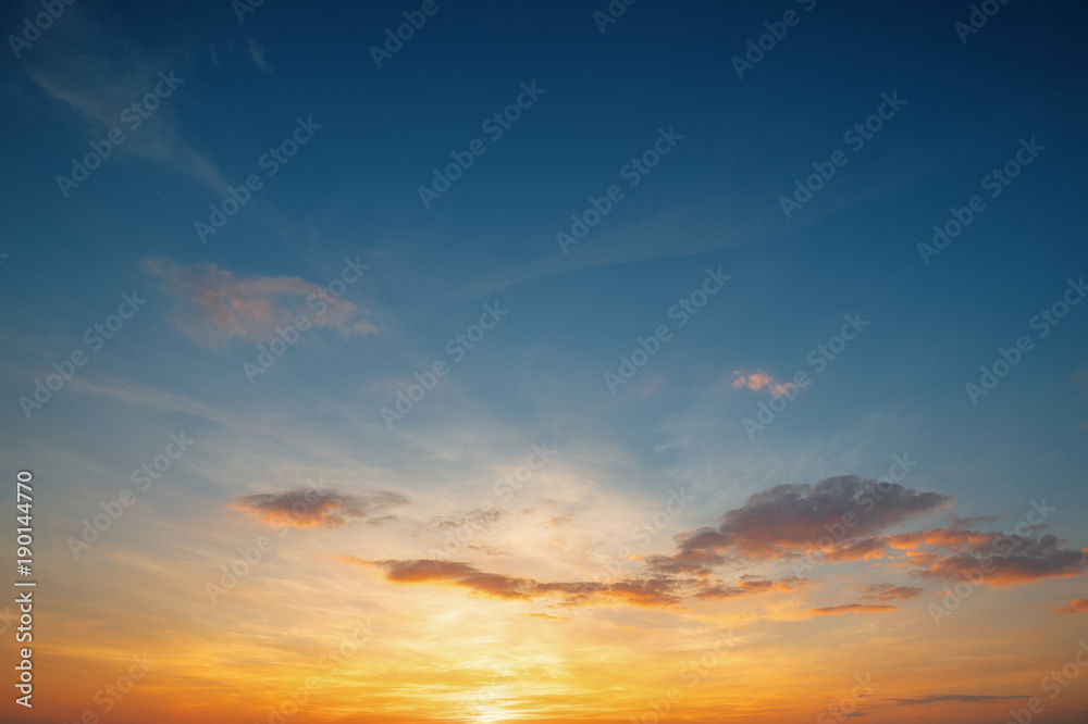 日落-日出-天空背景。日落中自然明亮的戏剧性天空