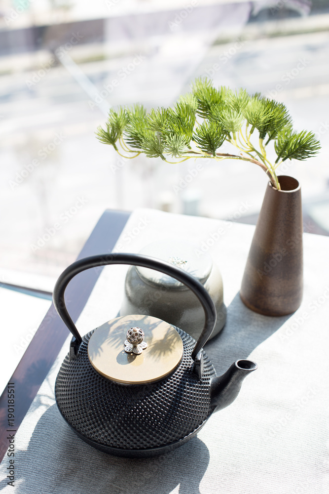 桌上优雅的茶壶和茶杯