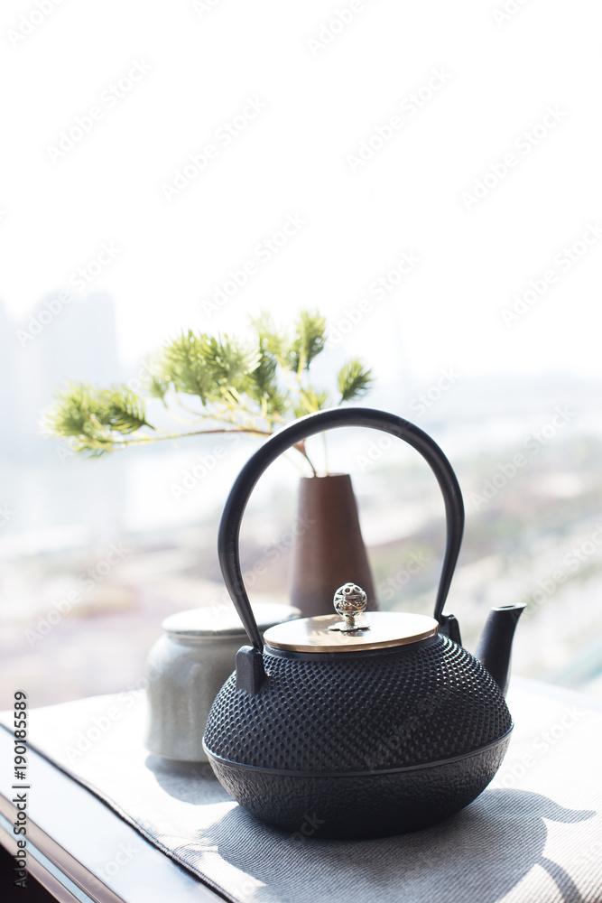 桌上优雅的茶壶和茶杯