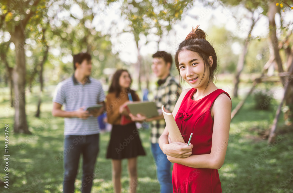 教育、校园、友谊和人文理念-一群快乐的亚洲青少年学生与学校