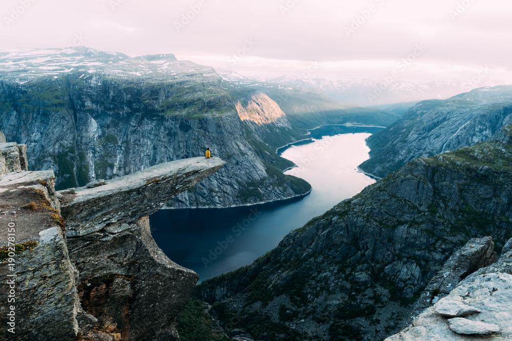 Trolltunga岩石的壮丽景色-挪威最壮观、最著名的悬崖。图片q