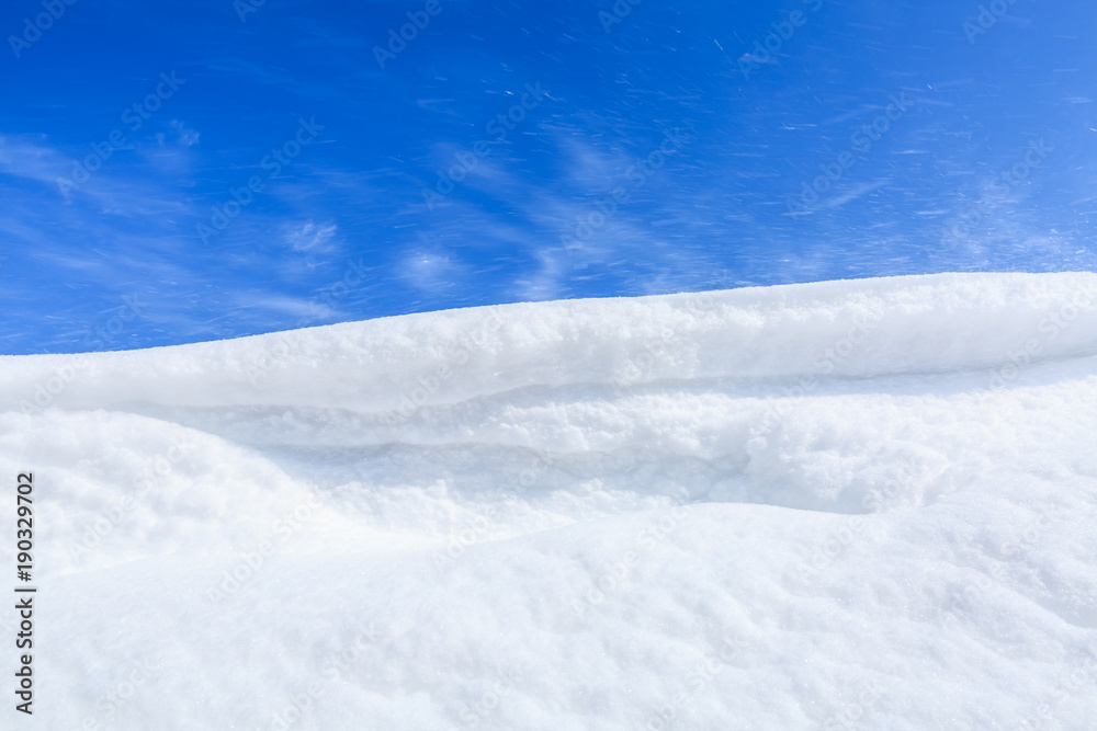 冬天美丽的雪和蓝天自然背景