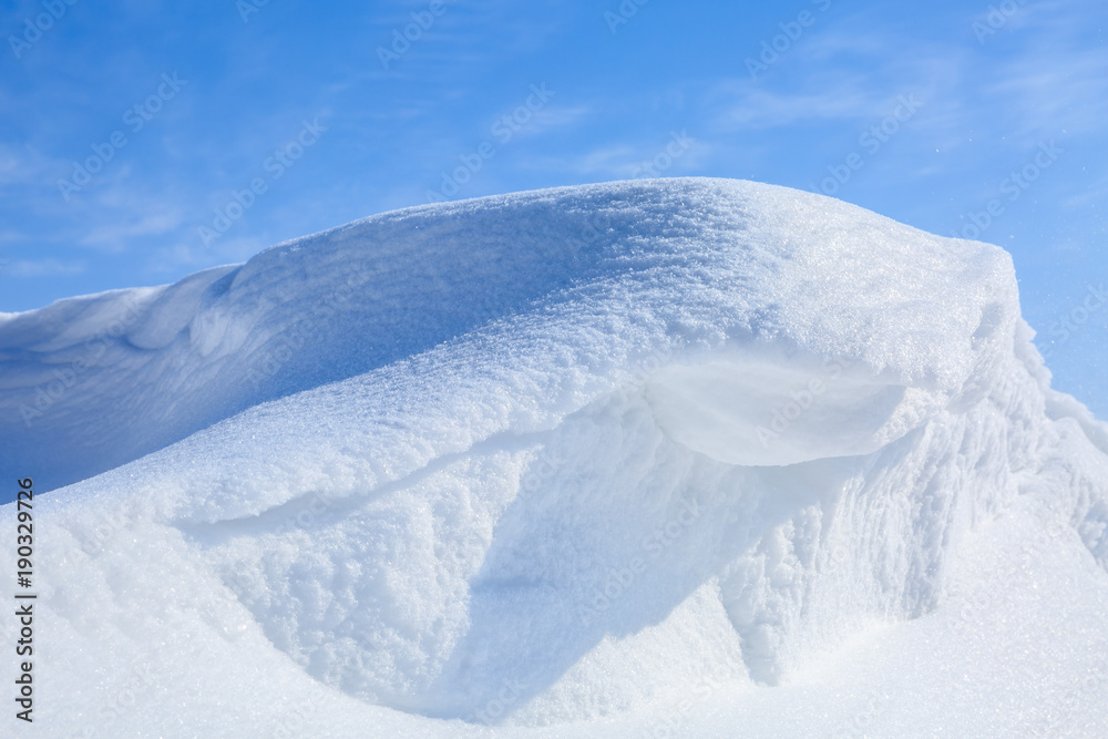 冬天美丽的雪和蓝天自然背景