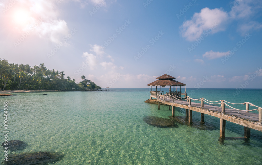 Koh Kood岛的木桥到亭子，有白沙美丽的海滩和皮划艇