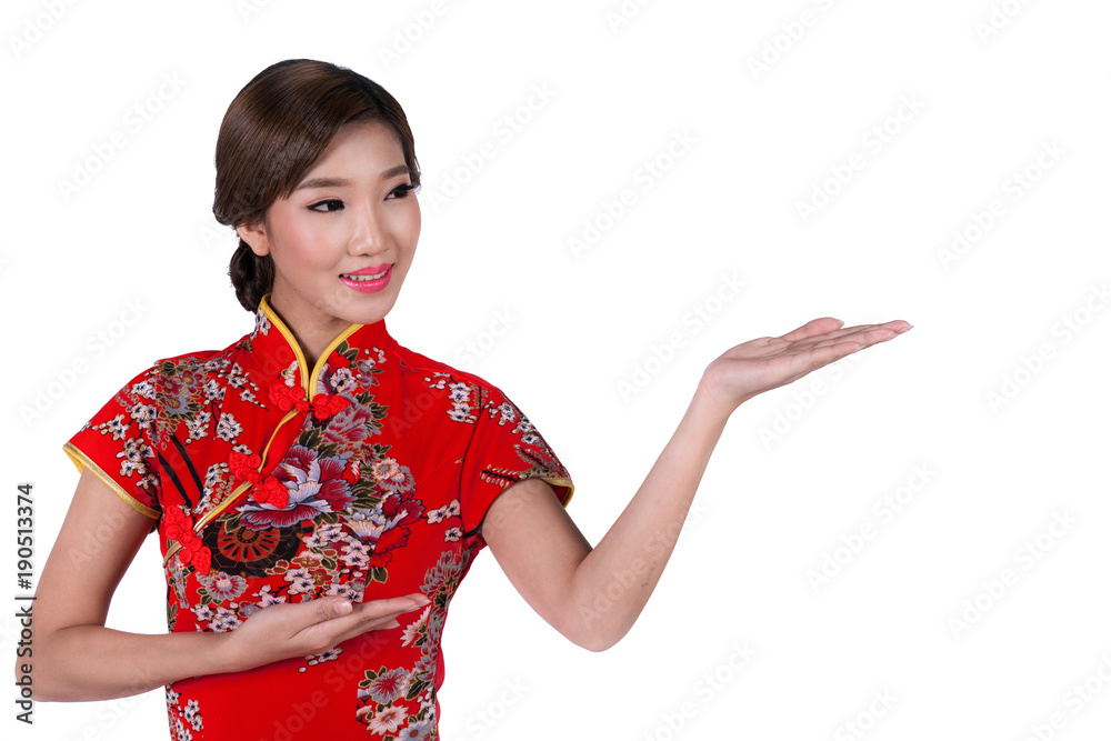 身穿中国新年礼服的亚洲女士