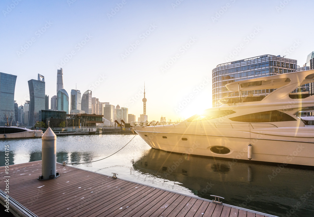 现代办公楼和天空景观