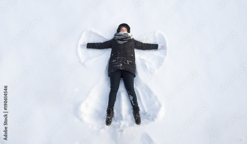 雪中女孩天使秀。冬季天使