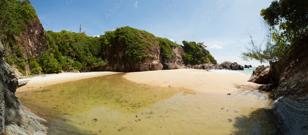 泰国热带海洋和山脉的美丽风景景观全景。