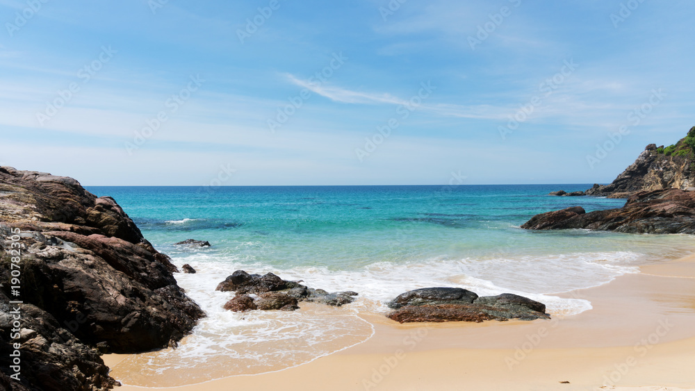 泰国热带海洋和海浪拍打沙滩的美丽风景。