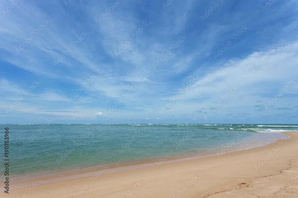 普吉岛美丽海滩和天空的海景，海浪拍打着沙滩