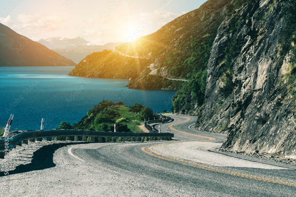 沿山崖和湖泊蜿蜒的道路