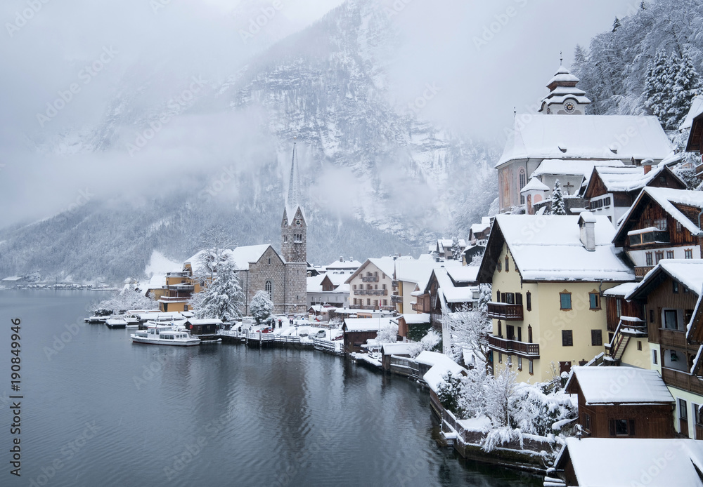 奥地利的Hallstat村。湖边山谷中的美丽村庄