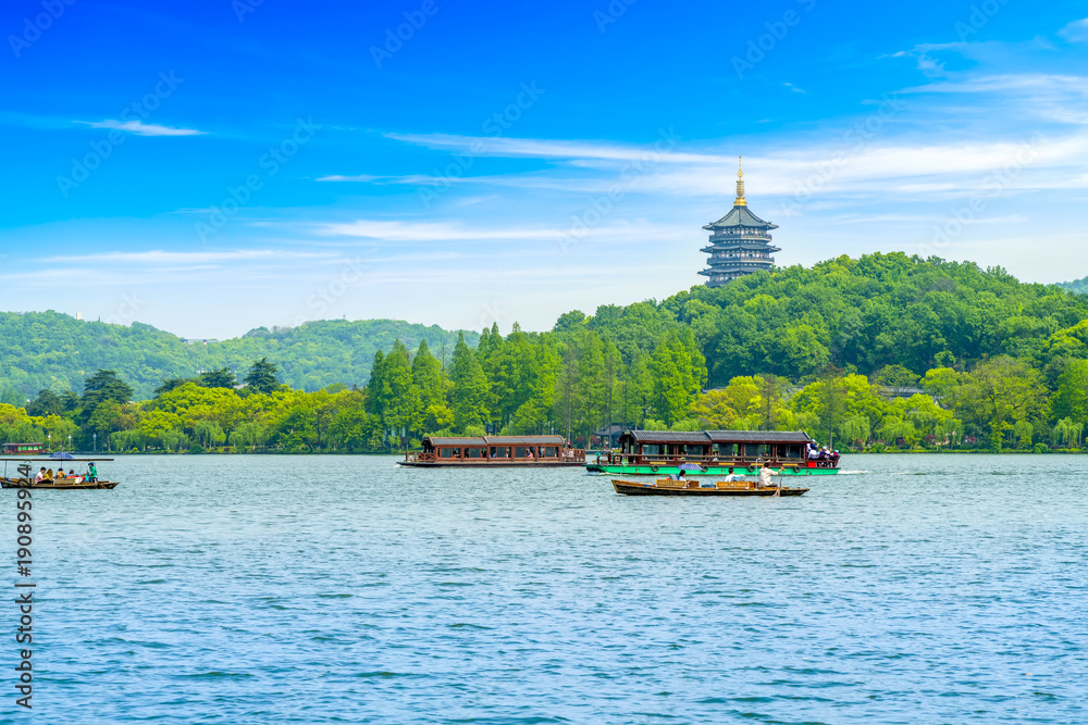 杭州西湖美丽的湖泊景观和建筑景观