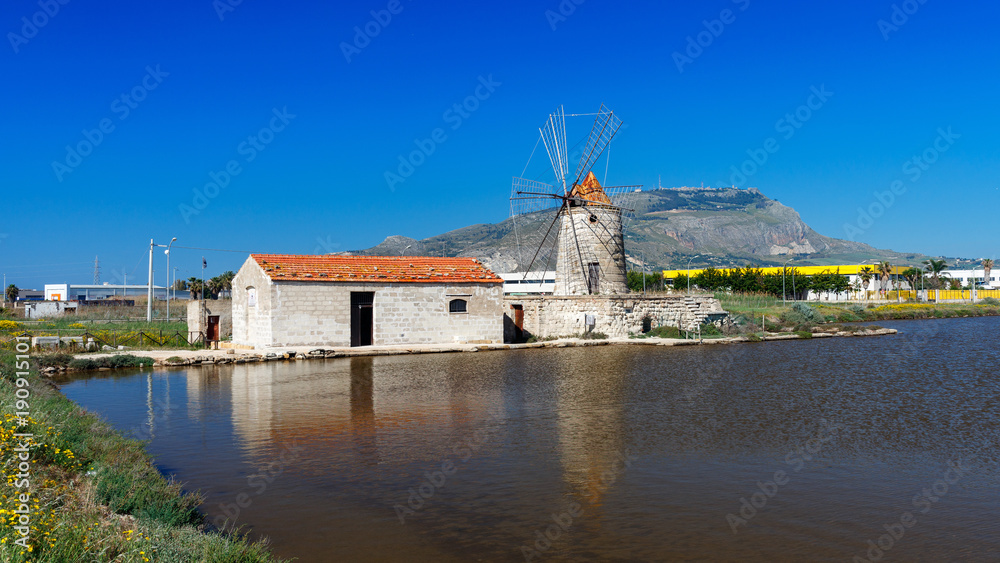 Młyn koło saliny, Trapani, Sycylia