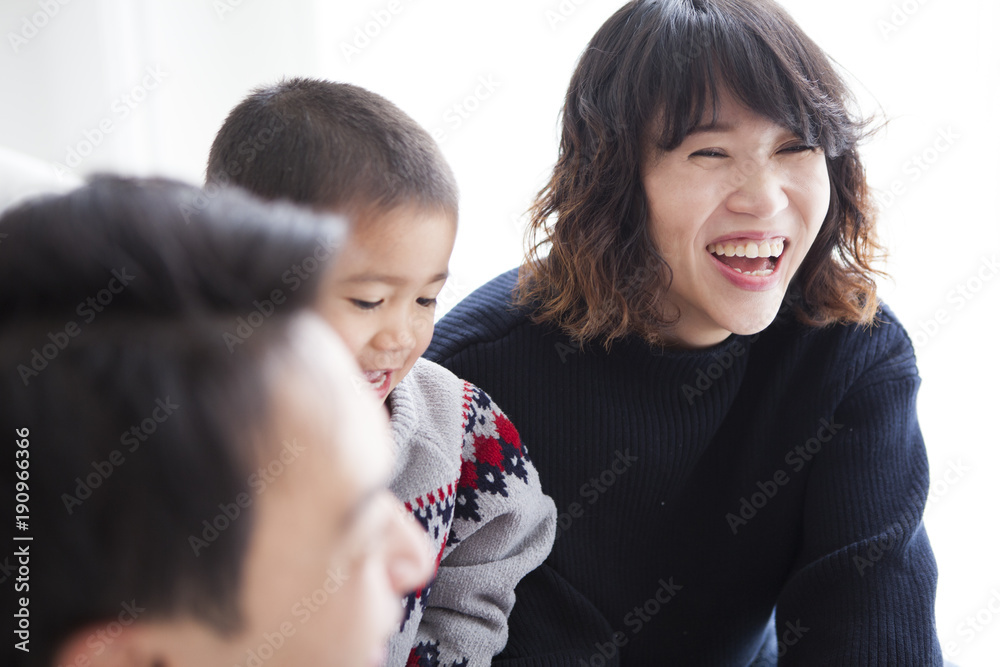 笑顔のお母さん。息子が寄り添っている。