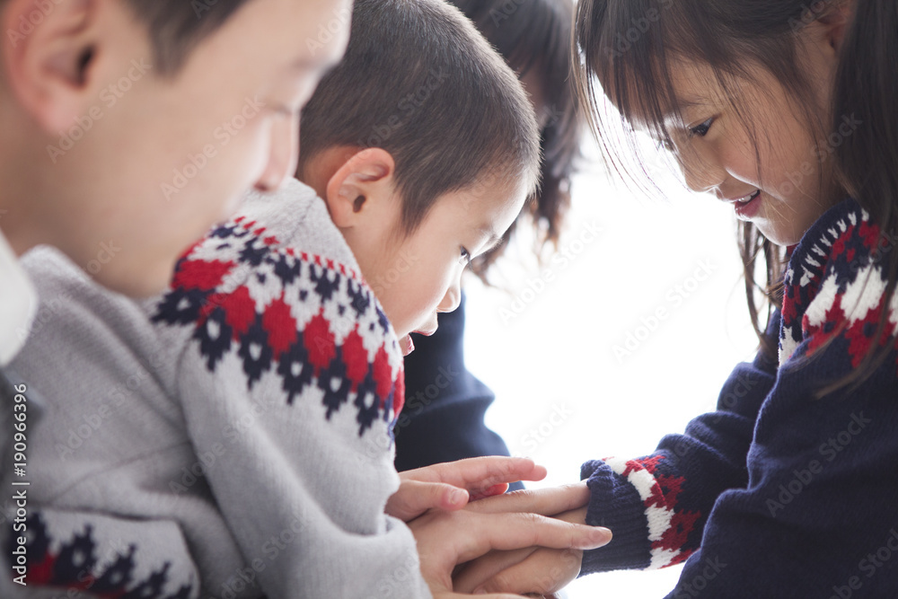 男の子と女の子の兄弟が遊んでいる。