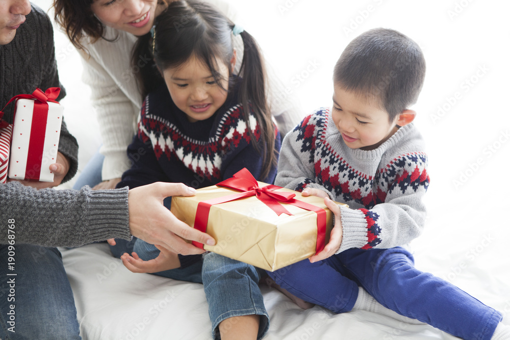 お父さんから、大きな箱のプレゼントをもらった男の子。