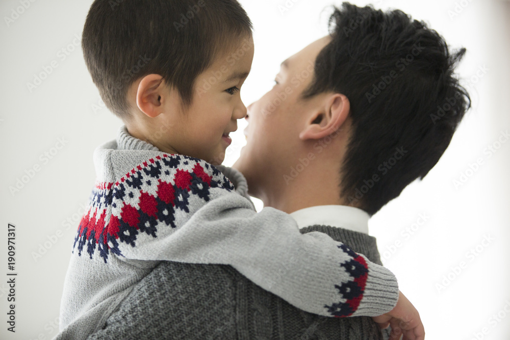 男の子を抱っこするお父さん。