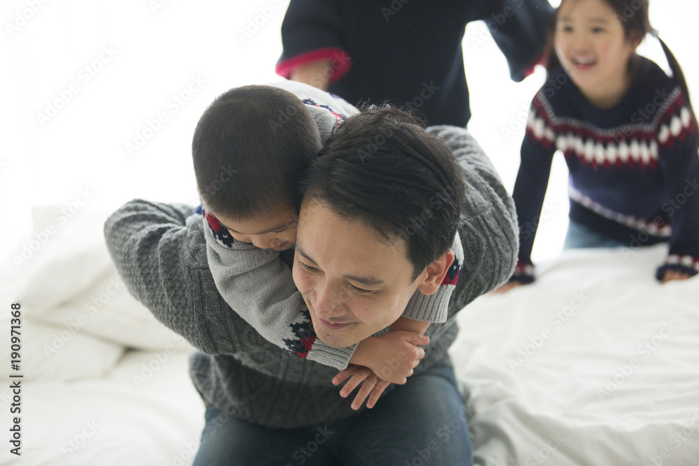 子どもをおんぶして、嬉しそうなお父さん。