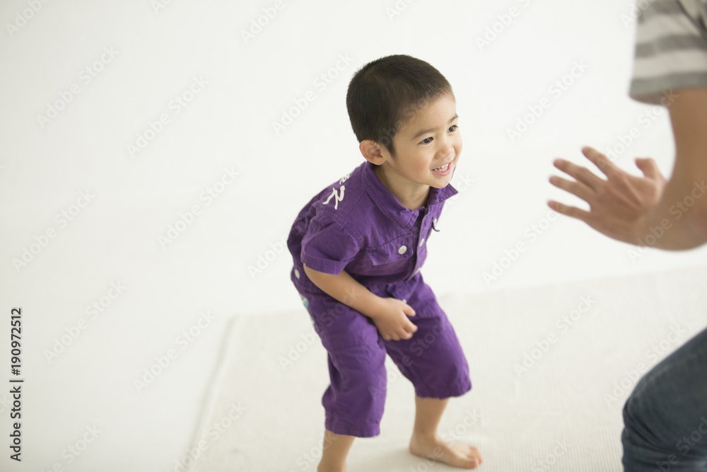 元気な男の子が、お父さんと遊んでいる。