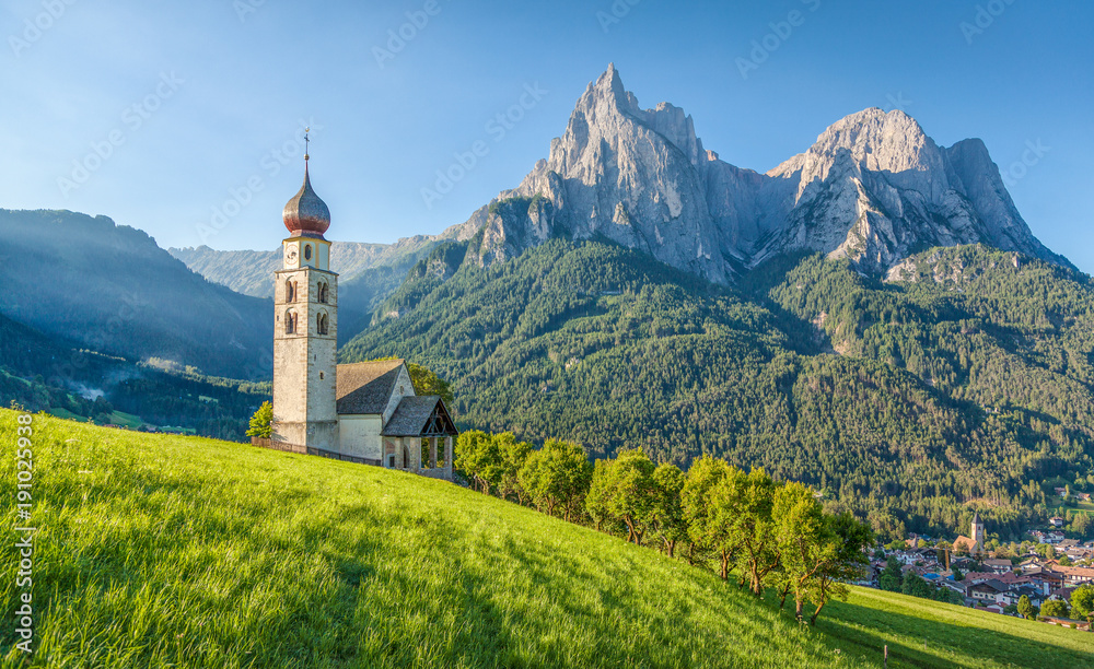 意大利南蒂罗尔州Seis am Schlern多洛米蒂教堂的阿尔卑斯山风景