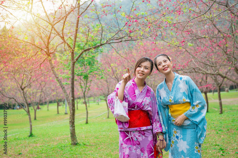 穿着日本和服的快乐优雅女孩