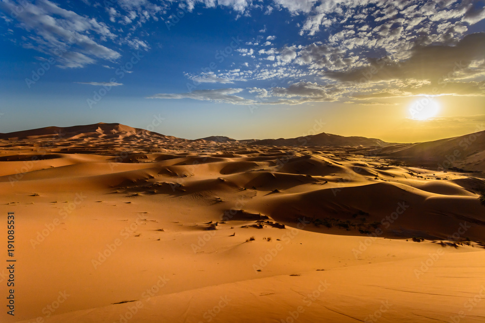 Zachód słońca na Wydmach Erg Chebbi, Sahara, Maroko