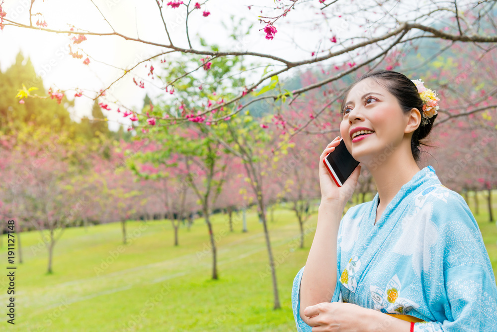 年轻女子穿日本和服游览樱花