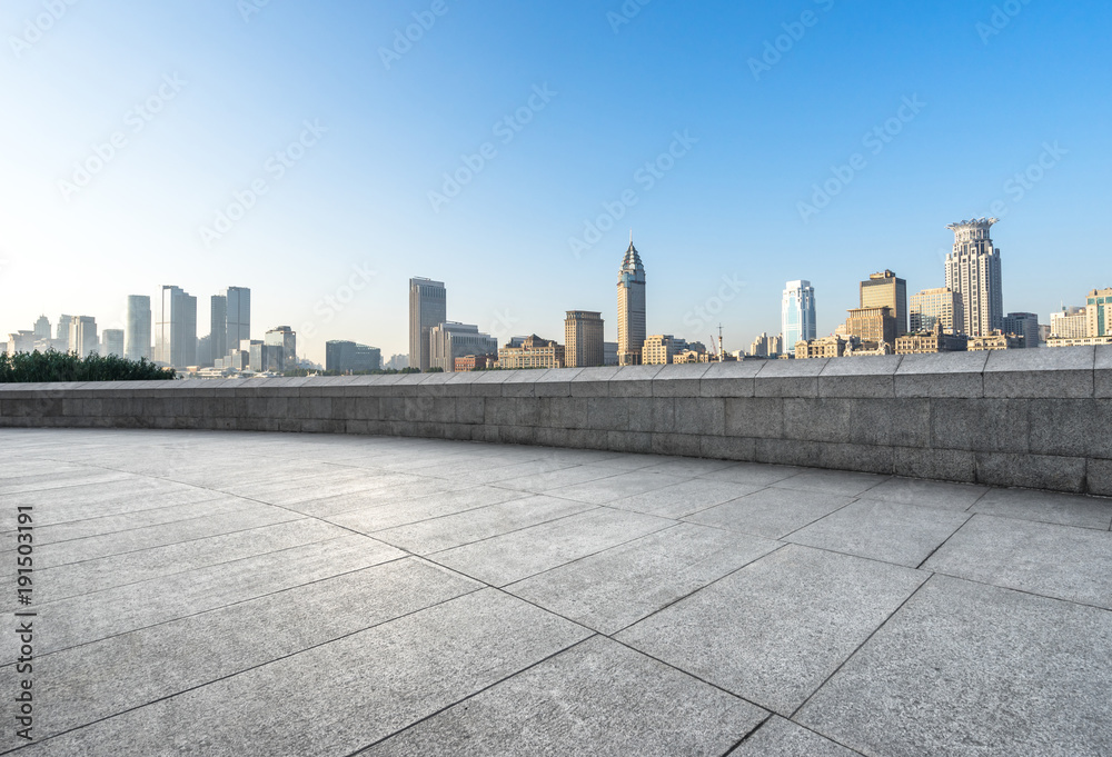 空大理石地板，带现代化办公楼