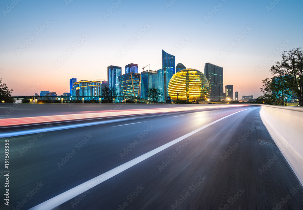 空旷道路的城市景观