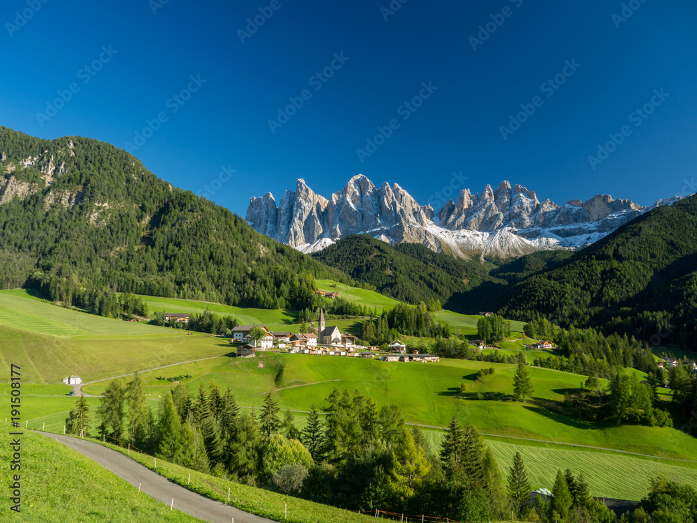 位于盖斯勒或奥德勒多洛米蒂集团前的Santa Maddalena村，意大利，欧洲