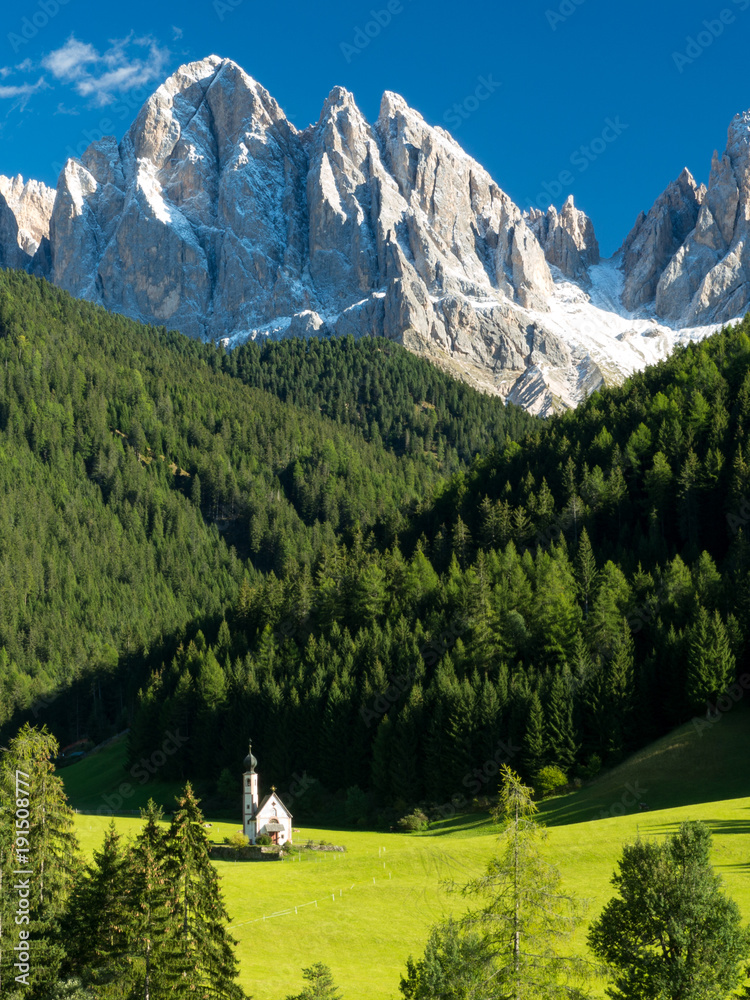 绿草，蓝天。圣约翰教堂，Santa Maddalena，Val Di Funes，Dolomites，意大利。九月，