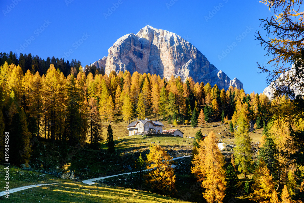 mały biały domek w Dolomitach