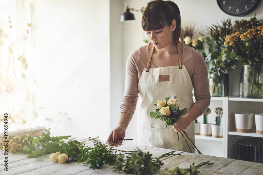 女花店老板在她的店里插花